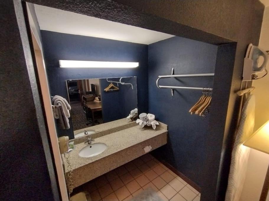Hotel King Bed Hotel Room 114 Booking Stillwater Extérieur photo
